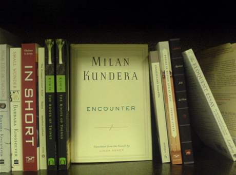 Kniha Milana Kundera v knihkupectv Barnes & Noble Booksellers v Los Angeles 