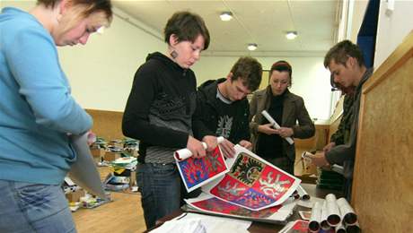 Pípravy na komunální volby 2010 v Jihlav - balení materiálu pro volební komise