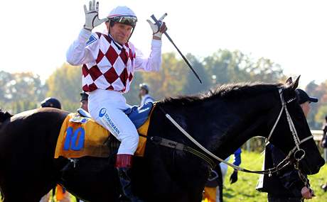 okej Josef Váa se raduje ze svého sedmého vítzství na Velké pardubické. Podruhé triumfoval s Tiumenem.