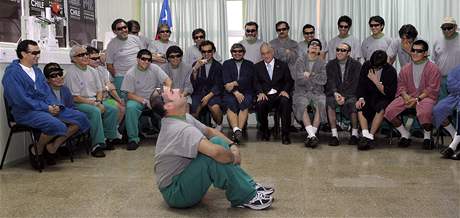 Mario Seplveda hovo v nemocnici ped svmi 32 kolegy a prezidentem Chile Sebastianem Pinrou o zvale (14. jna 2010)