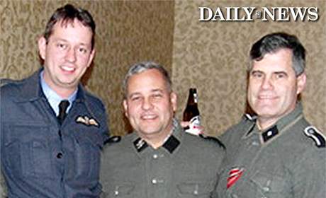 Republikánský kandidát Rich Iott (uprosted) v uniform Waffen SS.