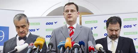 Pedseda vlády Petr Neas (vpravo) se vyjádil proti spojení ODS a SSD v Mlníku.