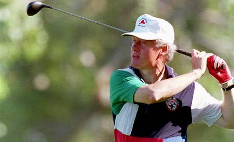 Bval americk prezident Bill Clinton na golfu.