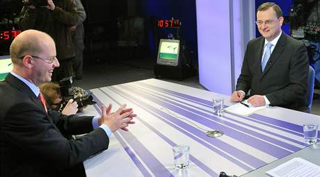 Premiér Petr Neas a lídr SSD Bohuslav Sobotka v televizní diskusi na Prim.