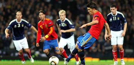 panlský útoník David Villa skóruje z penalty v kvalifikaním zápase ve Skotsku