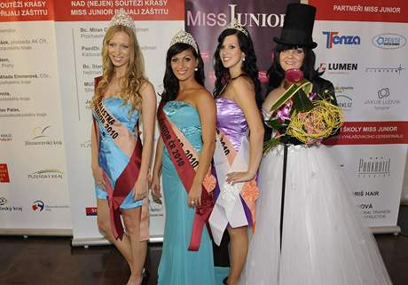 Miss Junior 2010 Samira Zylollarov, Miss Internet 2010 Tereza Ondrov, slovensk Miss Junior 2010 Ivica Bokov a editelka soute Kateina Hamrov a modertor veera Ji Pomeje