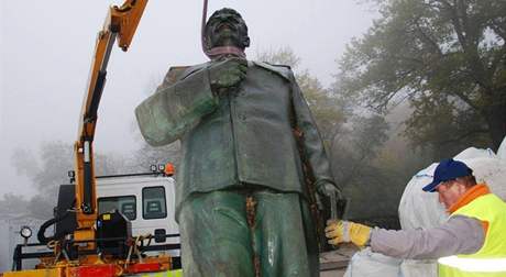 Bronzová socha diktátora Stalina, jejím prodejem chce msto Litomice pispt do sbírky na sochu básníka Karla Hynka Máchy.