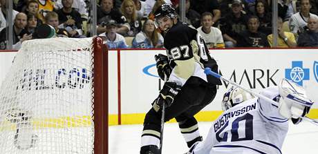 Sidney Crosby z Pittsburghu pekonává brankáe Toronta Jonase Gustavssona. 