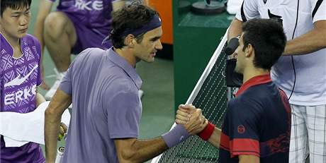 BLAHOPN.. Federer a Djokovi si po zpase podvaj ruce. Srbsk tenista blahopeje vcarovi k postupu.