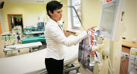 Písecká nemocncie otevela v pondlí 11. íjna novou budovu hemodialyzaního oddlení s 15 lky. Na snímku sestra Marie Maáková vysvtluje prbh hemodialýzy.