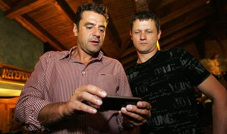 Karlovarský primátor a lídr kandidátky ODS Werner Hauptmann (vlevo) sleduje s Ivanem Vrzalem průběžné výsledky na obrazovce iPhone. Volební štáb karlovarské ODS se v sobotu sešel v restauraci U Šimla. 