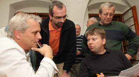 Ve volebním tábu SSD v Olomouci byla v závru sítání hlas dobrá nálada. Vlevo poslouchá novinky lídr Jií Rozboil-