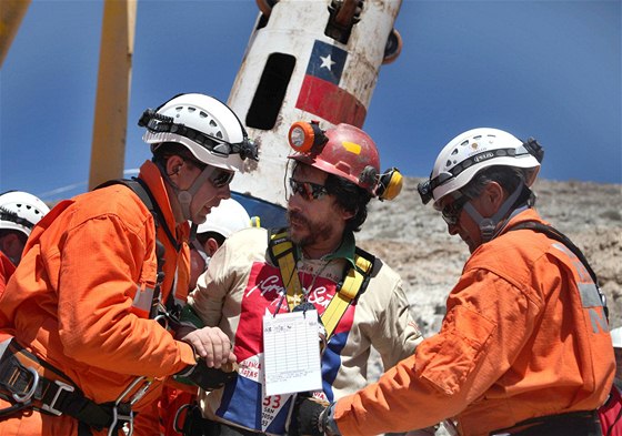 Záchranái pomáhají Victoru Rojasovi krátce poté, co se po 69 dnech dostal na zem.