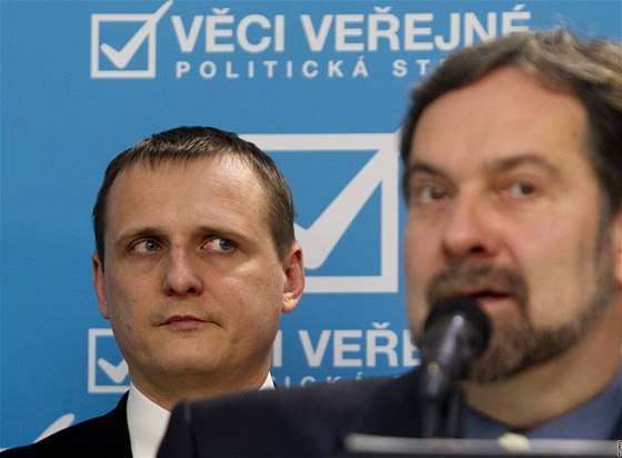 táb politické strany Vci Veejné - Vít Bárta a Radek John. (16. íjna 2010)