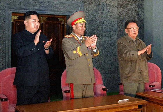 Kim ong-un (vlevo), nejmladí syn severokorejského vdce KIm-ong-ila (vpravo)