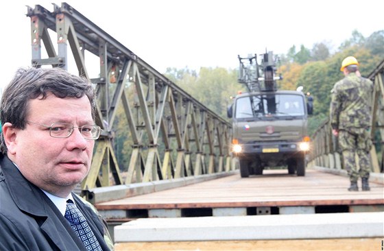 Pedání posledního povodového mostu v obci Viová pihlíel ministr obrany Alexandr Vondra