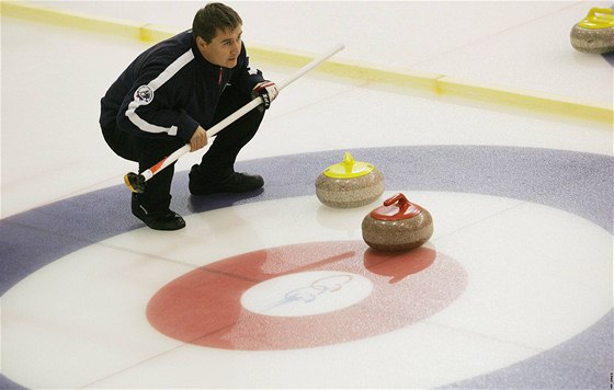 Curling je doslova sport pro vechny. Moc míst, kde by se dal hrát, vak není.