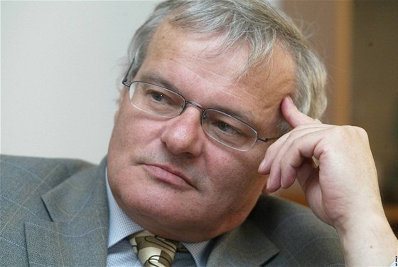 Petr Sáha, někdejší rektor Univerzity Tomáše Bati a současný prorektor, je jediným kandidátem na nástupce odvolaného rektora Ignáce Hozy.