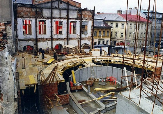 Stavba Horáckého divadla v kvtnu 1993