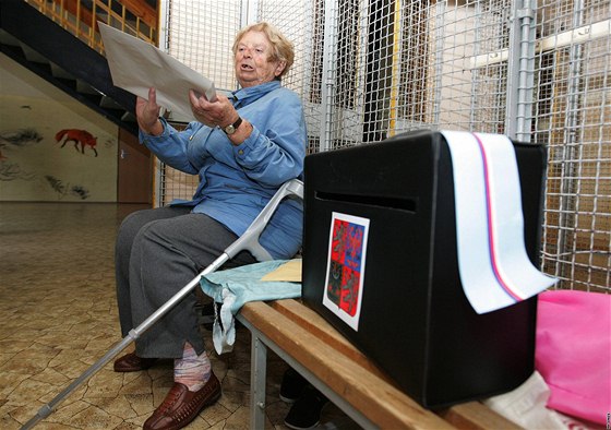 84letá Libue Lulkoviová nemohla vyjít schody, proto jí volební komise na Základní kole Arménská v Brn snesla volební urnu. (15. íjen 2010)