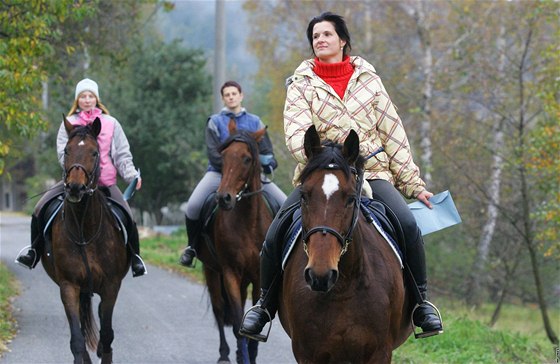 Vendula Gavlasová (vpedu), Iva Jindrová (v rové) a Vra Skalníková jely do Kuklíku volit. (15. íjen 2010)