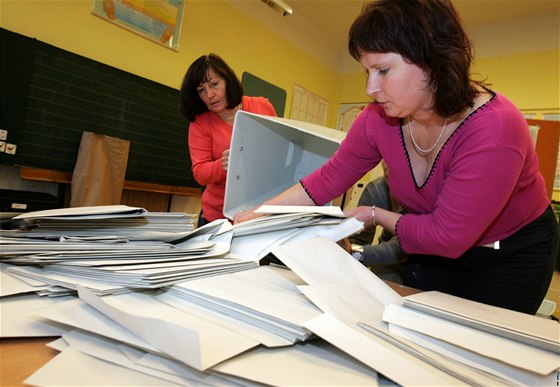 Sítání hlasovacích lístk ve volebním okrsku Slovanské námstí v brnnském Králov Poli. (16. íjna 2010)
