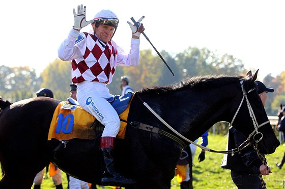 okej Josef Váa se raduje ze svého sedmého vítzství na Velké pardubické. Podruhé triumfoval s Tiumenem.