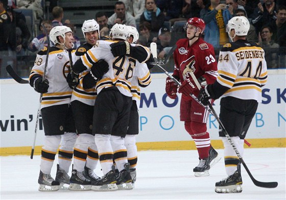 Hokejisté Bostonu se radují ze vsteleného gólu proti Phoenixu