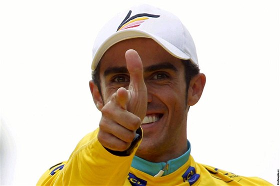 JSTE NA M KRÁTCÍ. Alberto Contador byl zprotn roního trestu, který mu hrozil za pozitivní dopingový nález.