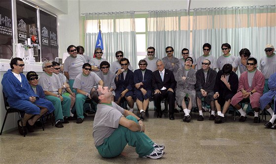Mario Sepúlveda hovoí v nemocnici ped svými 32 kolegy a prezidentem Chile Sebastianem Pinrou o závale (14. íjna 2010)