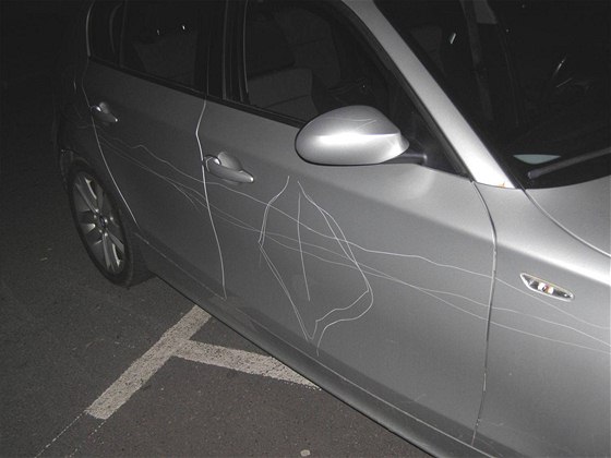 idi nebyl pry ani hodinu, vandal mu stihl pesto pokrábat celé auto.