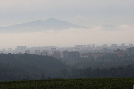 Obyvatele Ostravska a Karvinska opt suuje smog. Naposledy region postihly podobné potíe v íjnu, kdy vznikl tento snímek.