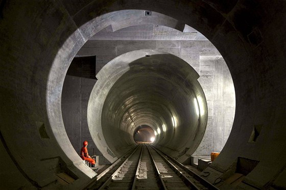 Raba pomocí razicího títu se ve svt pouívá na piblin 80 % nov budovaných tunel. títy razily i dv tetiny 57 km dlouhého Gotthardského tunelu ve výcarsku (na snímku).