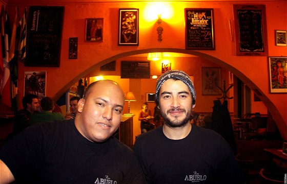 Pedro a Felipe z baru La Casa Bl na horníky z dolu nezapomenou