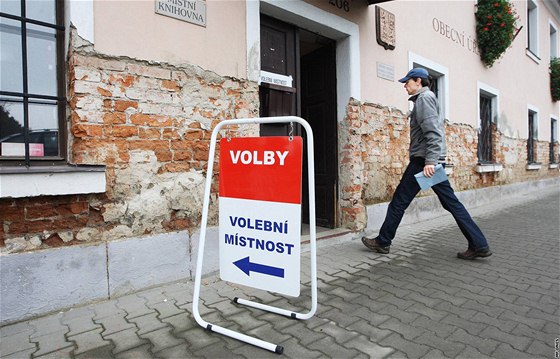 Volby do obecních zastupitelstev 2010 v povodnmi zasaené obci Bílý Kostel na Liberecku. (16. íjna 2010)