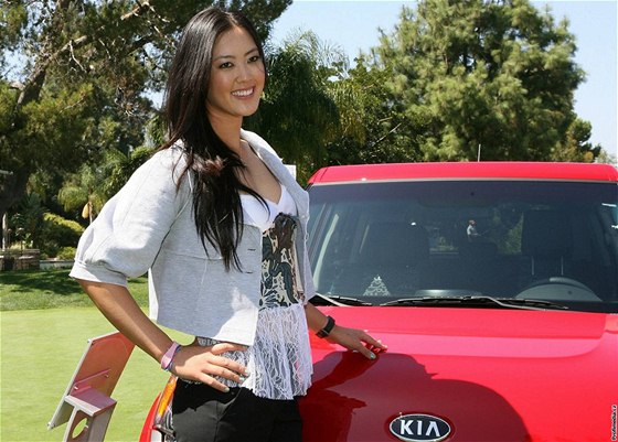 Michelle Wieová jako reprezentantka automobilky KIA.