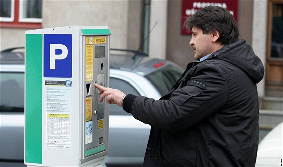Řidičům by v Olomouci možná brzy mohla při parkování odpadnout nutnost hledat automat a mít drobné. Radnice opět oživila myšlenku placení přes textové zprávy. (Ilustrační snímek)