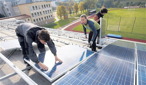Solární panely na stee základní koly v Trutnov