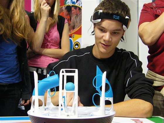 Lákadlem pro návtvníky veletrhu hraek v Lipsku byla hra Mind Flex, která k pohybu kuliky vyuívá mozkové vlny.