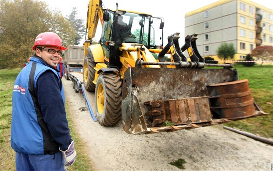 Do Chrastavy pijel první traktor na stavbu povodových domk.