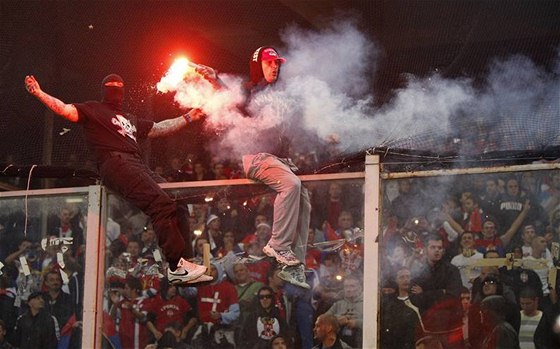 SRBSKÉ ÁDNÍ. Fanouci vylezli na plot a zapalují svtlice.