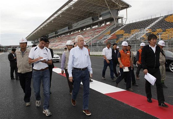 Komise pod vedením technického editele FIA Charlieho Whitinga na inspekci na korejském okruhu v Jon-kam.