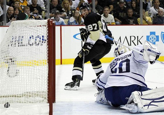 Sidney Crosby z Pittsburghu pekonává brankáe Toronta Jonase Gustavssona. 