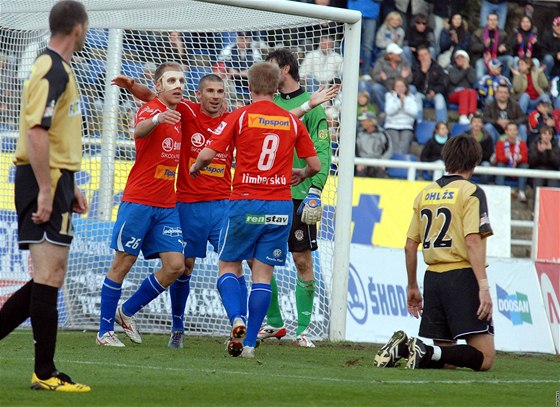 PLZESKÁ RADOST. Hrái Plzn se radují z dalího gólu v brnnské brán. Prostední ervený hrá: Jan Rezek, stelec dvou gól.