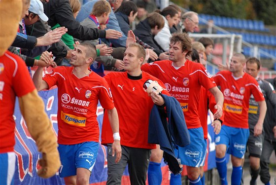 OSLAVA S FANOUKY. Plzetí fotbalisté oslavují se svými fanouky dalí vítzství.