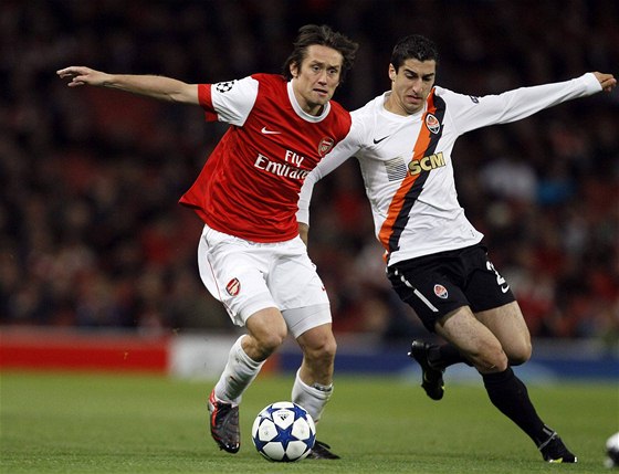 Tomá Rosický (vlevo) z Arsenalu by si osmifinále ml zahrát. Jeho tým vak musí zdolat Partizan Blehrad.