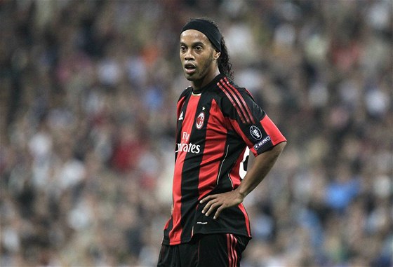 ZKLAMÁNÍ. Ronaldinho z AC Milán je po poráce zklamaný.