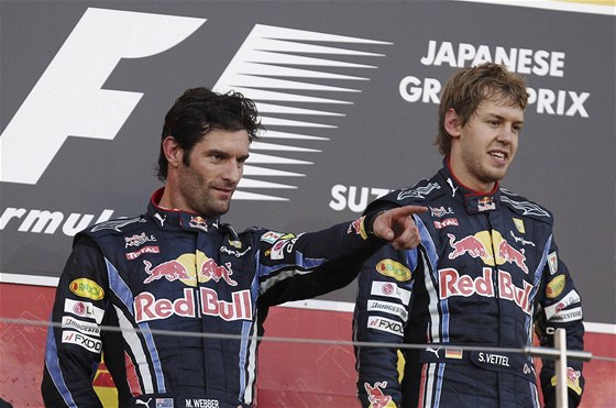 Sebastian Vettel (vpravo) a Mark Webber z Red Bullu na stupních vítz.