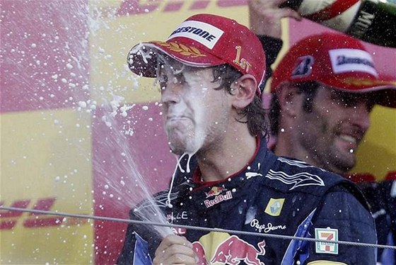 Sebastian Vettel se raduje z vítzství ve Velké cen Japonska.