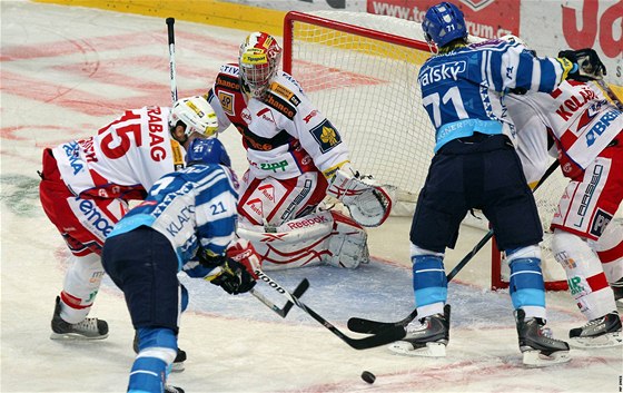 Hokejisté Kladna v útoné akci ped brankou Slavie.